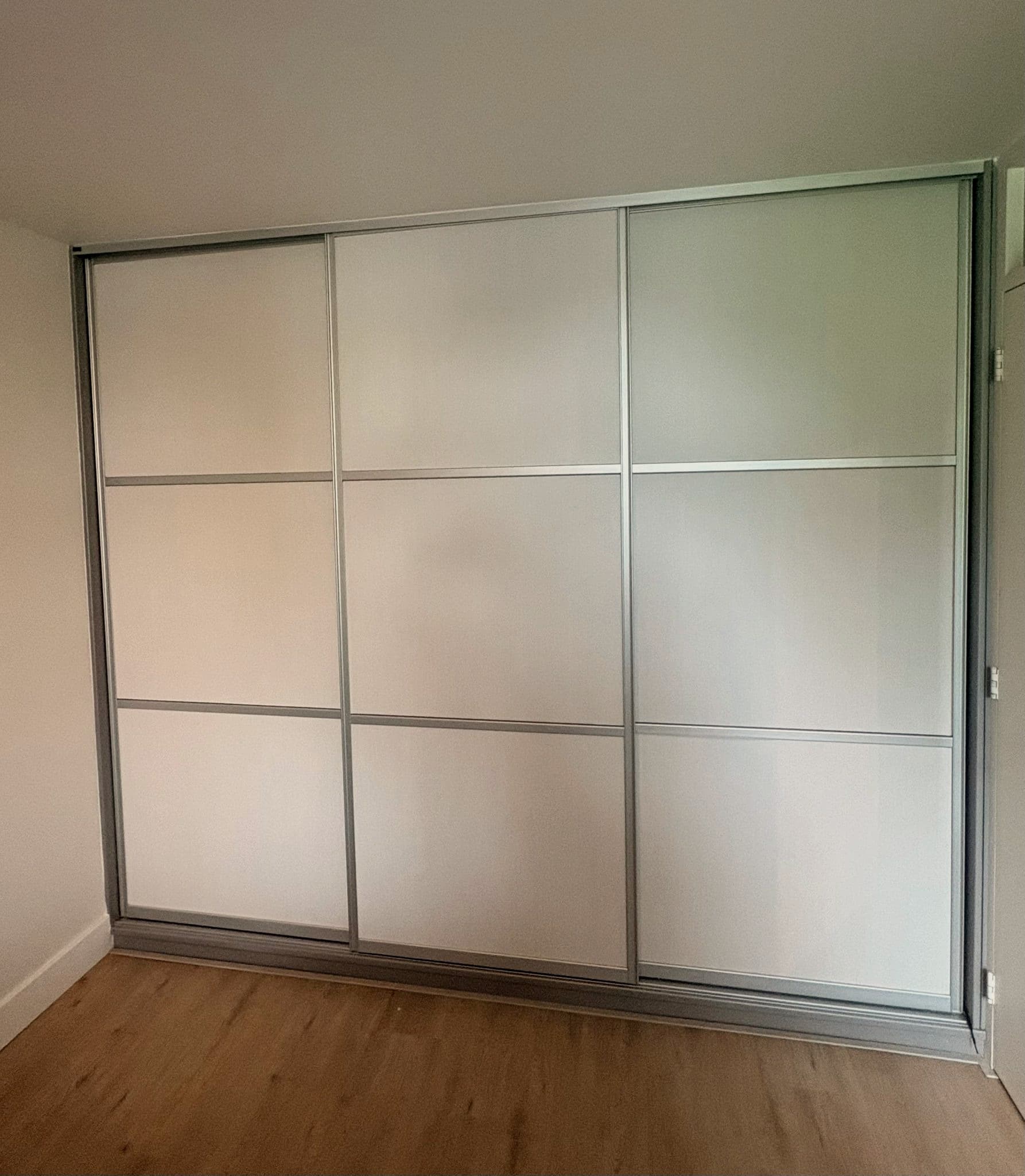 Meubels wrappen resultaat — schuifkast in linen structuur