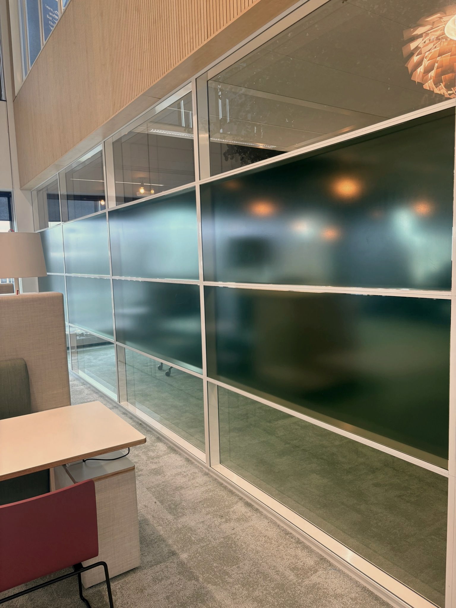Zakelijk interieur wrap — voor en na